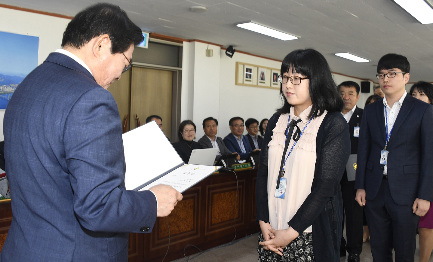20180524-확대간부회의 우수공무원 표창장 수여 173624.jpg