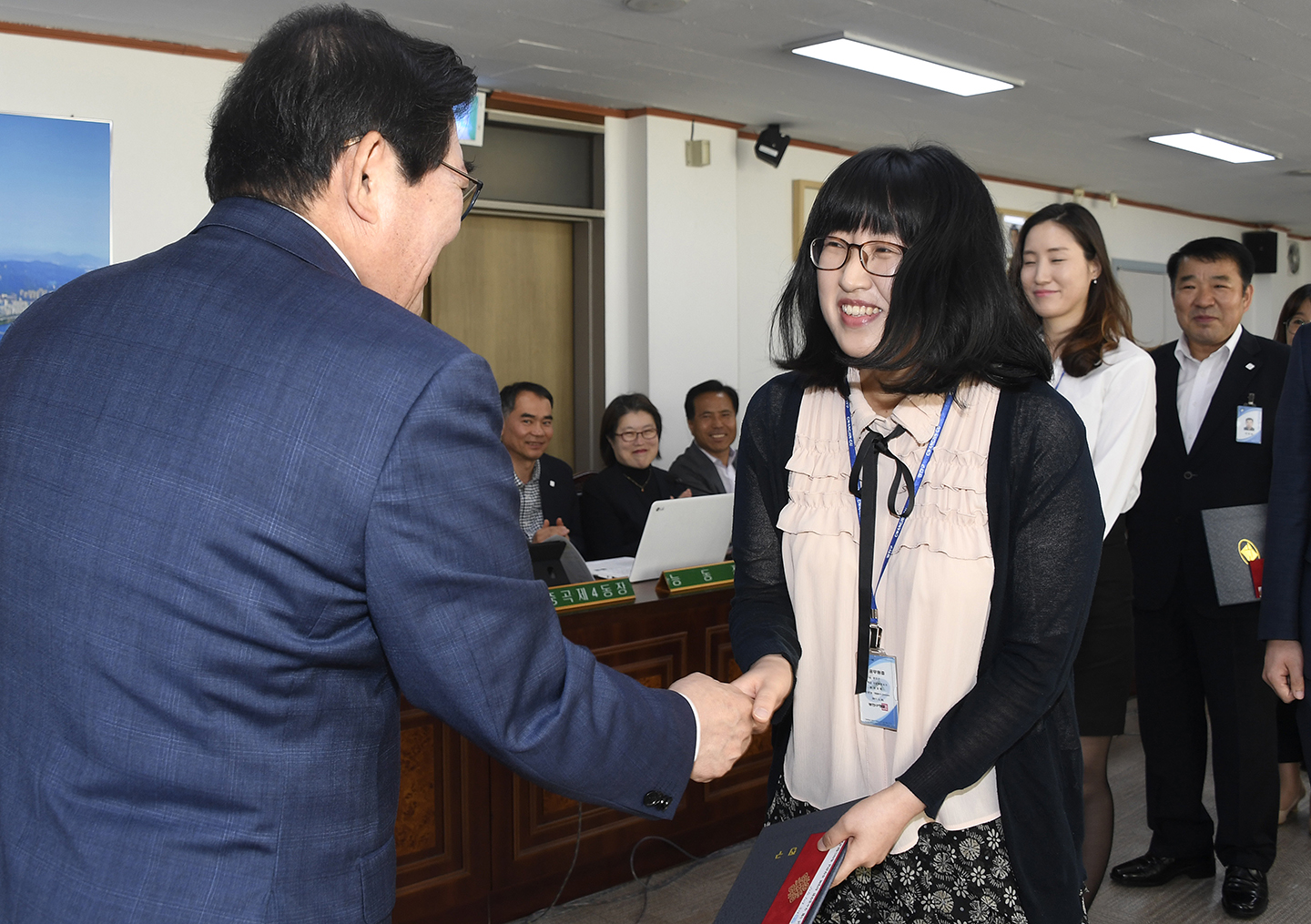 20180524-확대간부회의 우수공무원 표창장 수여 173626.jpg