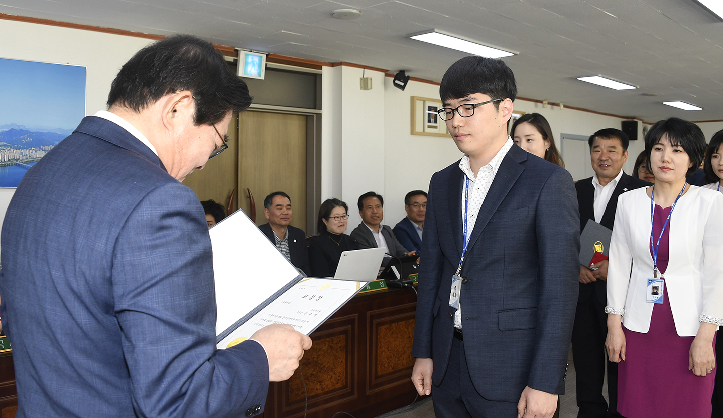 20180524-확대간부회의 우수공무원 표창장 수여 173627.jpg