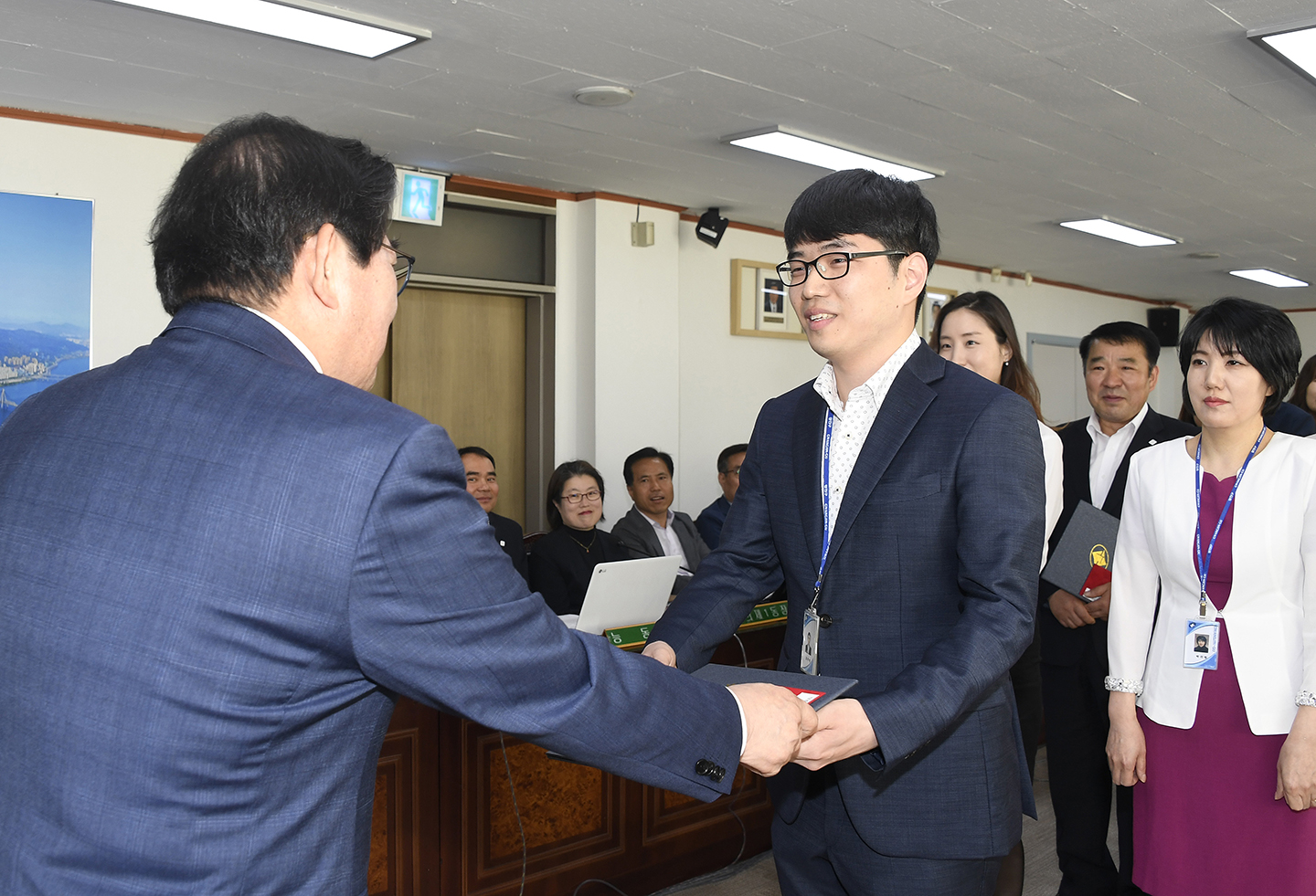 20180524-확대간부회의 우수공무원 표창장 수여 173628.jpg