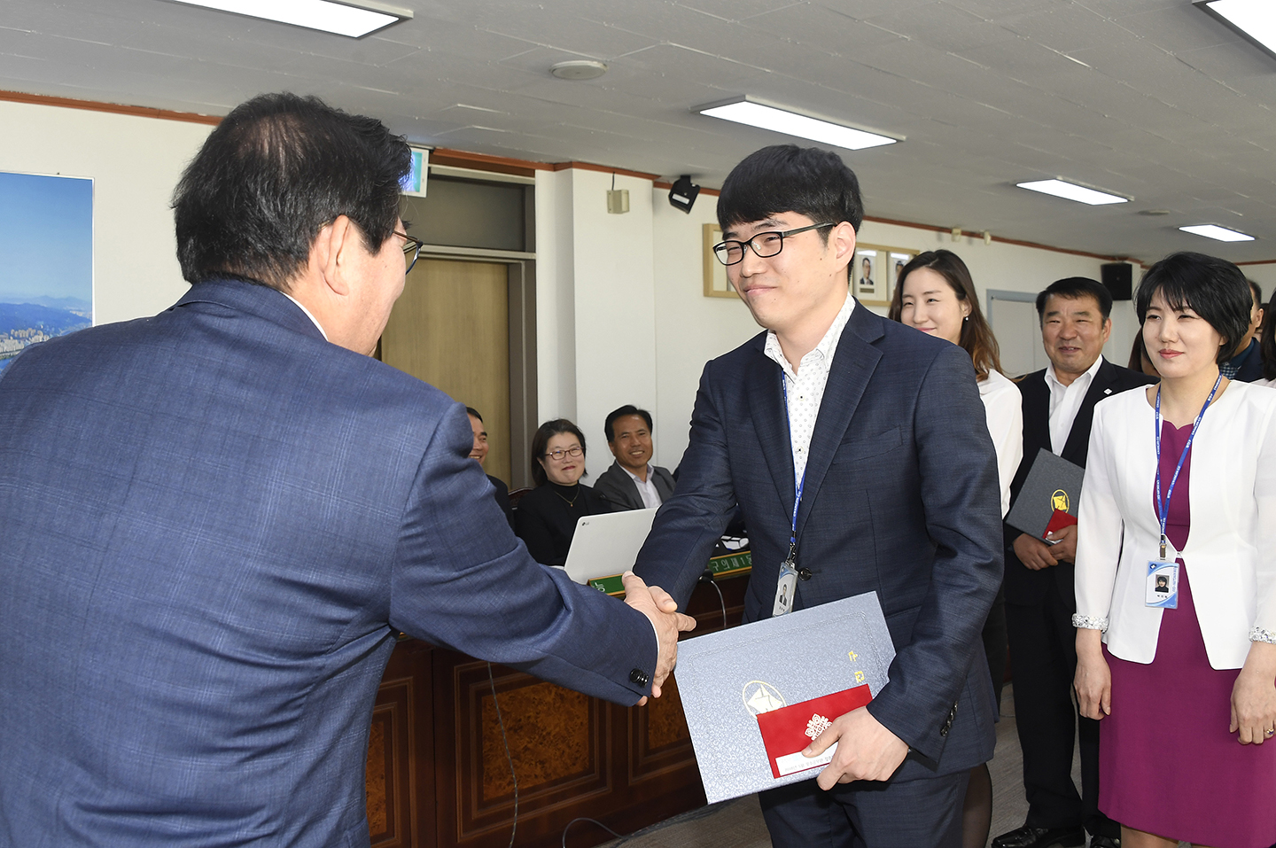 20180524-확대간부회의 우수공무원 표창장 수여 173629.jpg