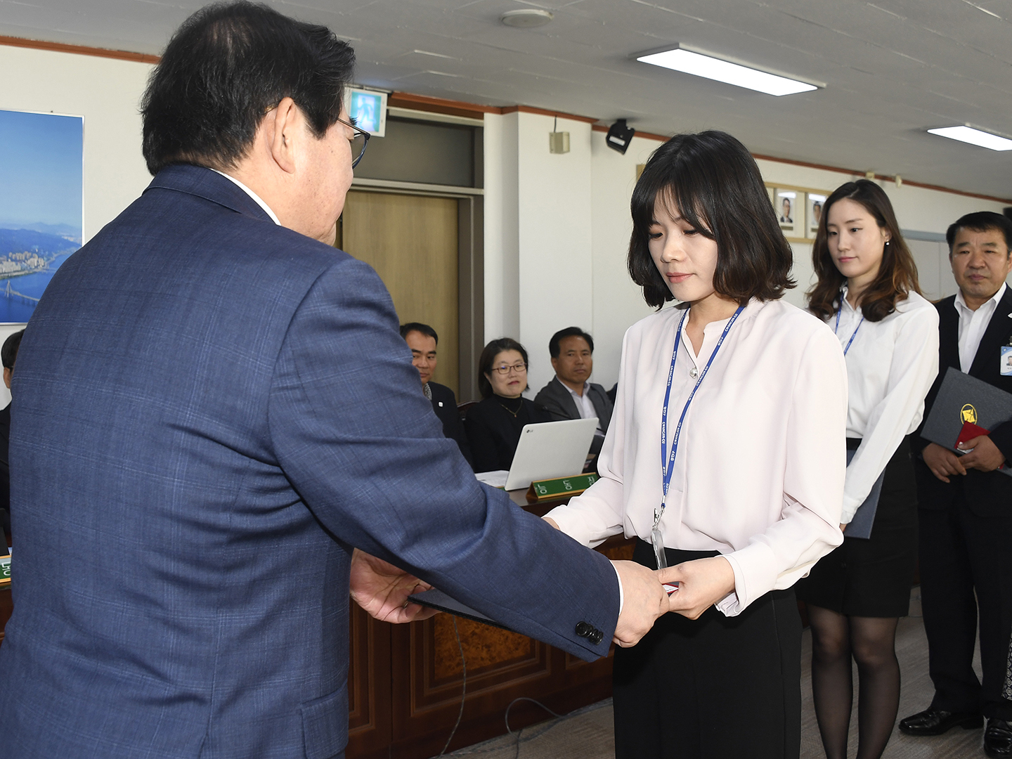 20180524-확대간부회의 우수공무원 표창장 수여 173634.jpg