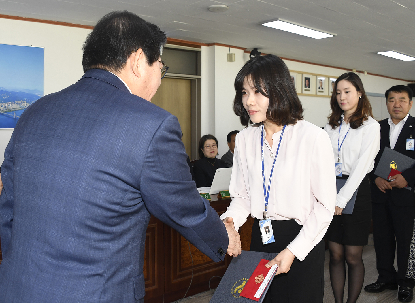 20180524-확대간부회의 우수공무원 표창장 수여 173635.jpg
