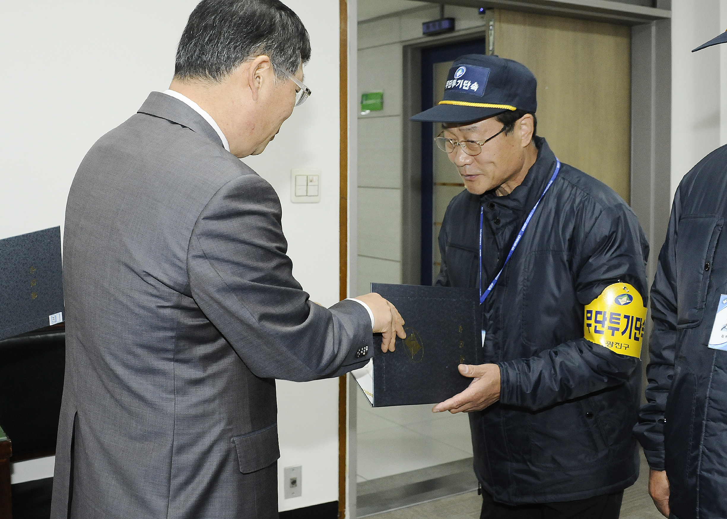 20151106-청소과 임명장수여 128439.JPG