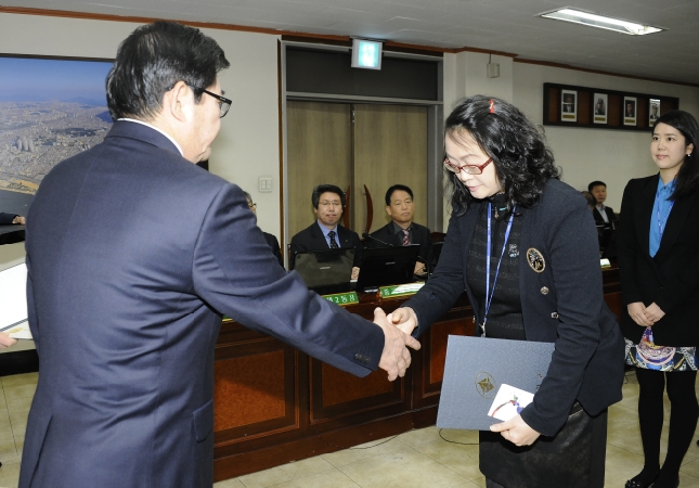 20130418-구 동 확대간부회의 우수 공무원 표창장 수여 74951.JPG