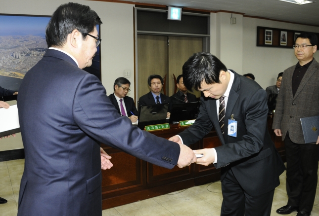 20130418-구 동 확대간부회의 우수 공무원 표창장 수여 74969.JPG