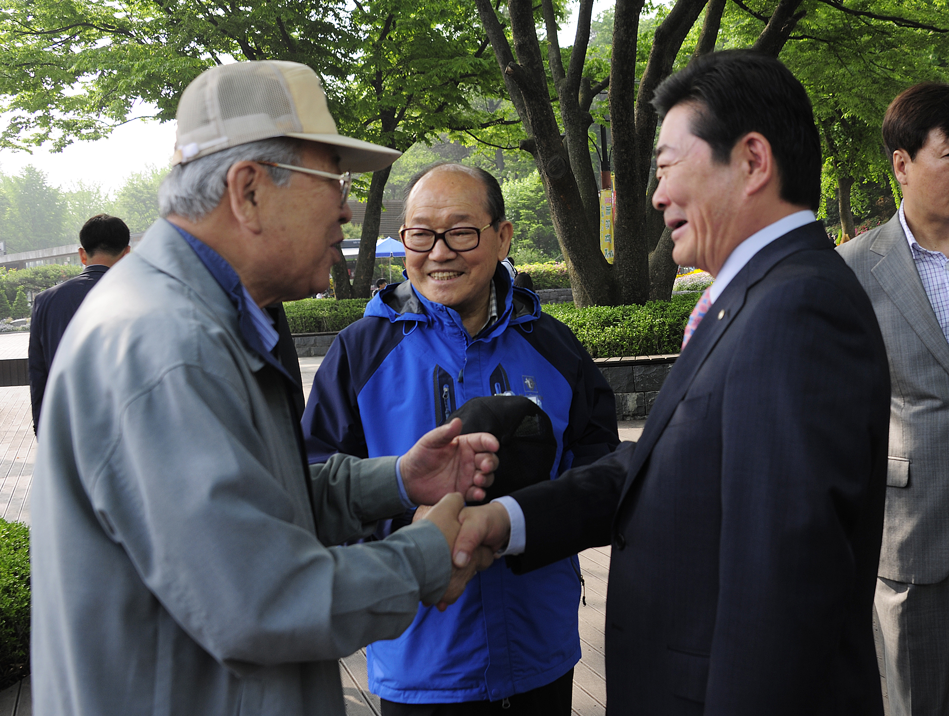 20120515-경로당 지도자 수련회 출발 54027.JPG