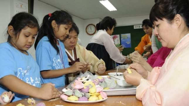 20120921-새마을 부녀회 다문화 가족과 함께하는 사랑의 송편만들기 61006.JPG