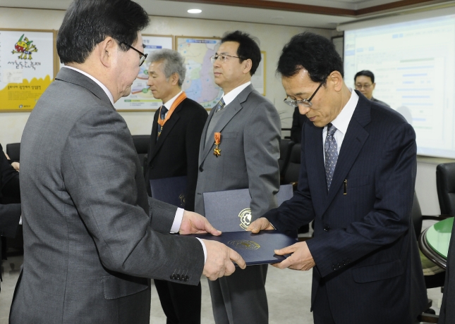 20160115-2015 하반기 정년퇴임 직원 포상전수 132985.JPG