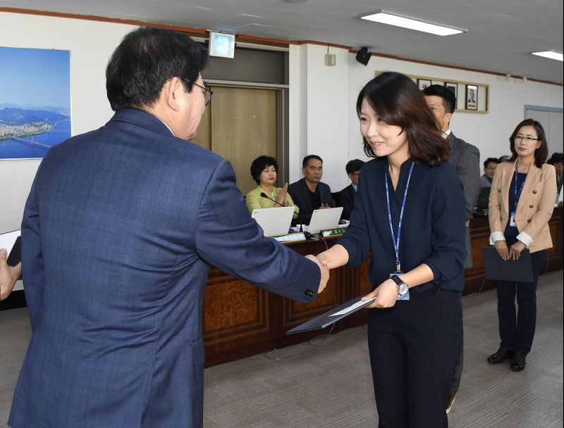 20170921-구 동 확대간부회의 우수공무원 표창 수여 160742.jpg