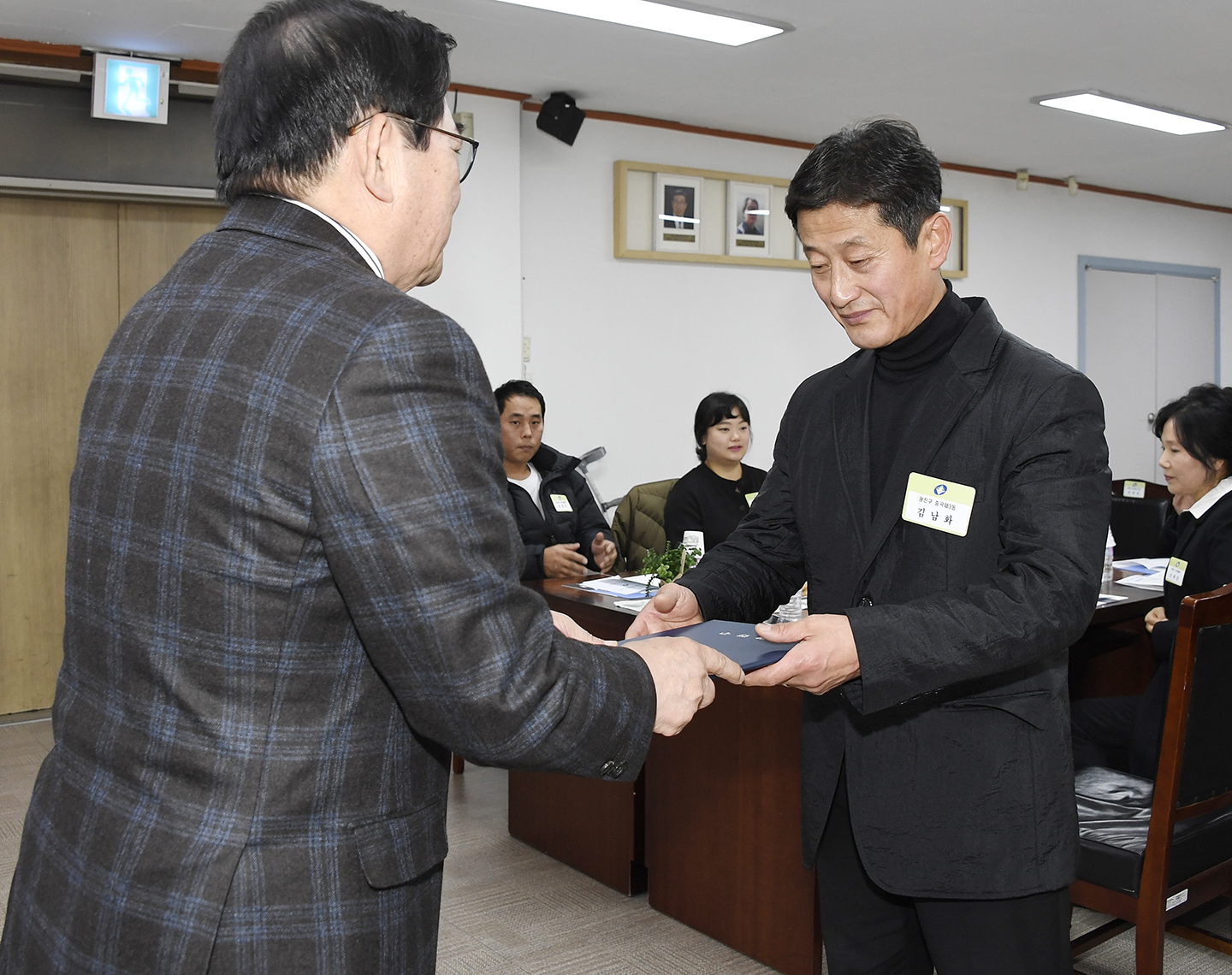 20171128-11월 정기구민표창 수여 165407.jpg