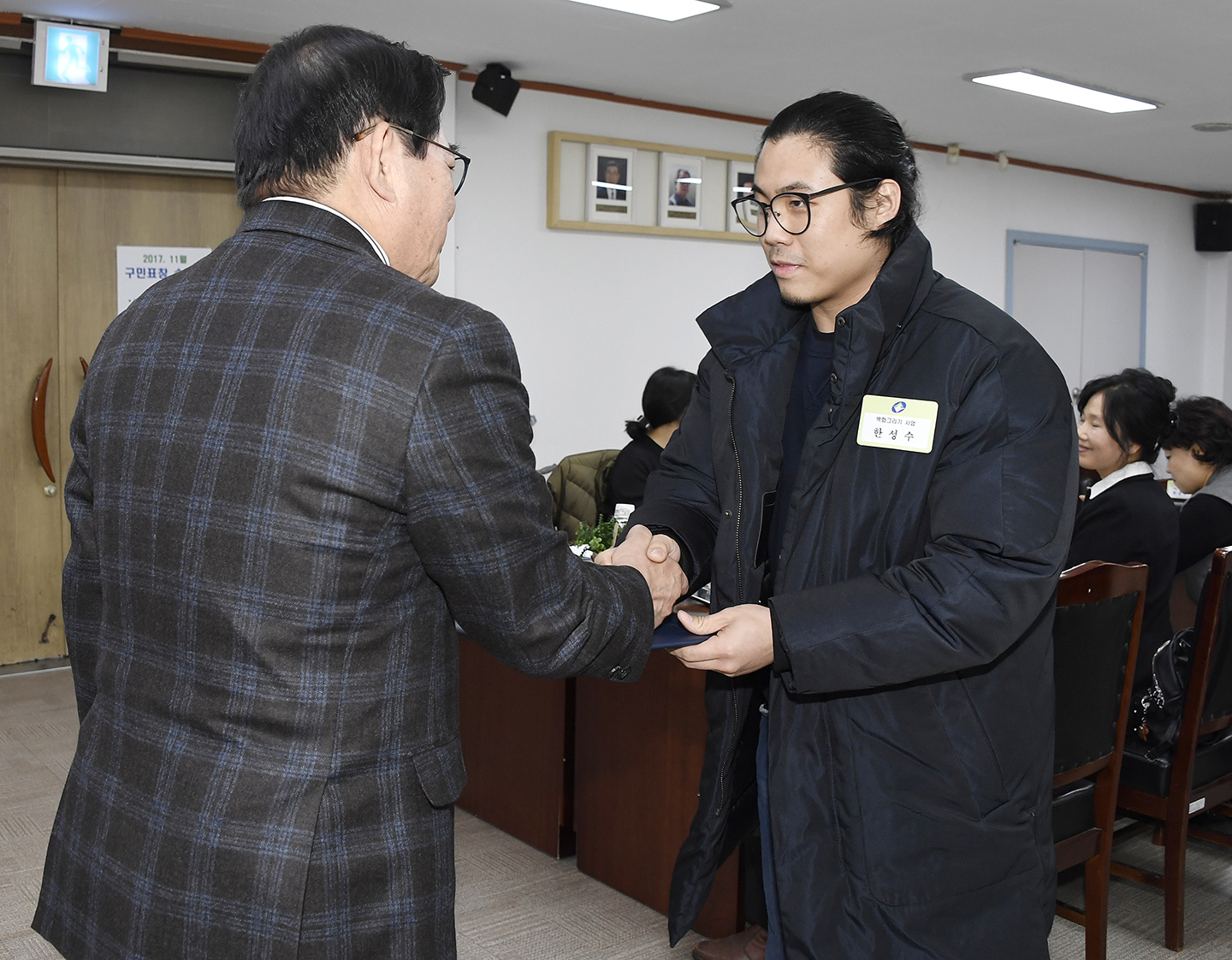 20171128-11월 정기구민표창 수여 165417.jpg