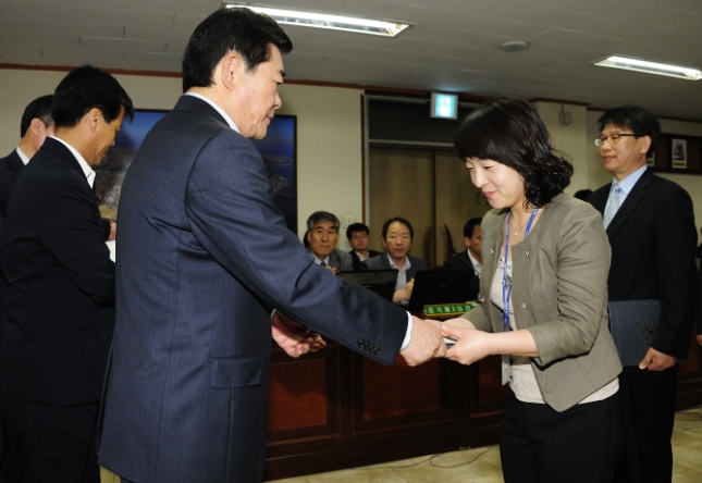 20120517-구 동 확대간부회의 표창 54276.JPG