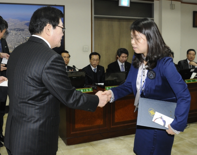 20140220-구동 확대간부회의 우수공무원 표장수여 96925.JPG