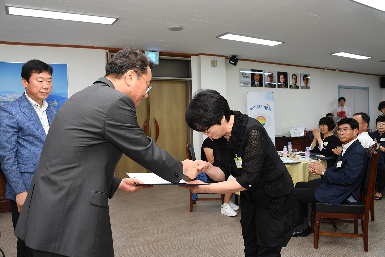 20180827-8월 정기 구민표창 수여식 175057.jpg
