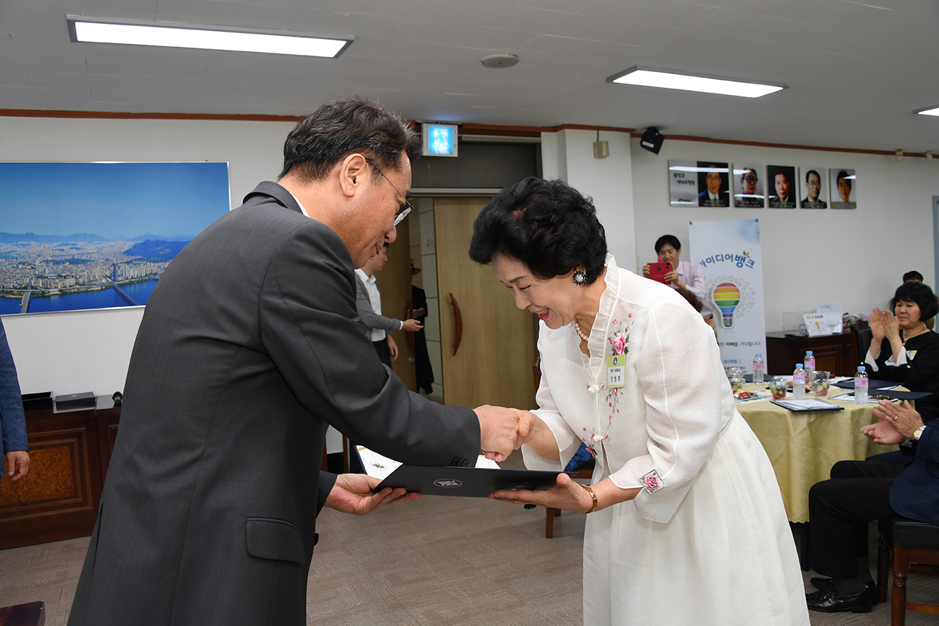 20180827-8월 정기 구민표창 수여식 175059.jpg
