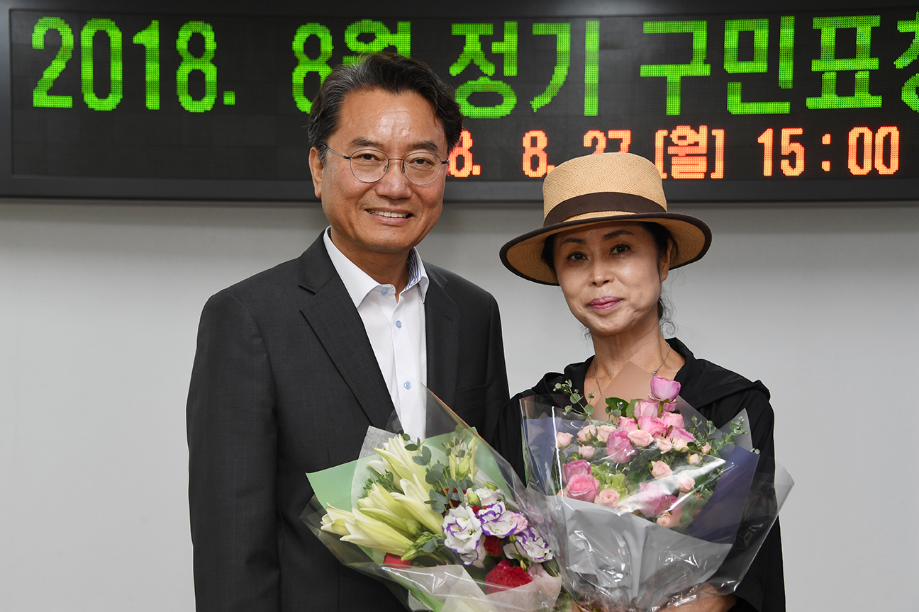 20180827-8월 정기 구민표창 수여식 175073.jpg