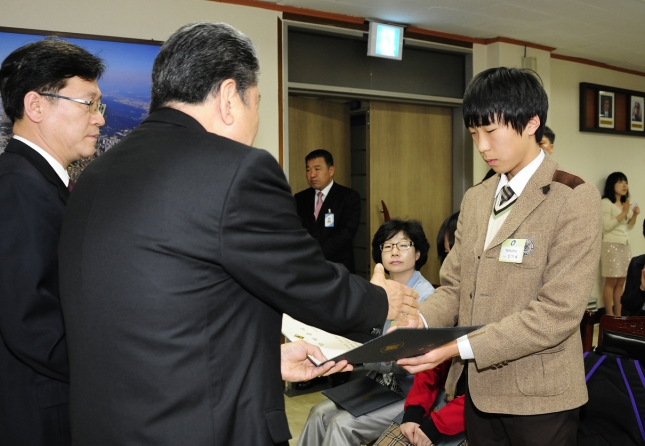 20120417-새마을 지도자 자녀장학생 장학금 수여 51793.JPG