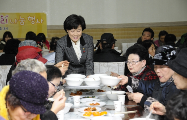 20121224-새마을부녀회 사랑의 목도리 전달식 및 새해맞이 떡국대접 67213.JPG