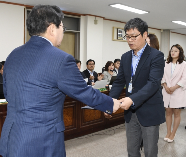 20170420-구동확대간부회의 우수공무원 표창장 수여 154376.JPG