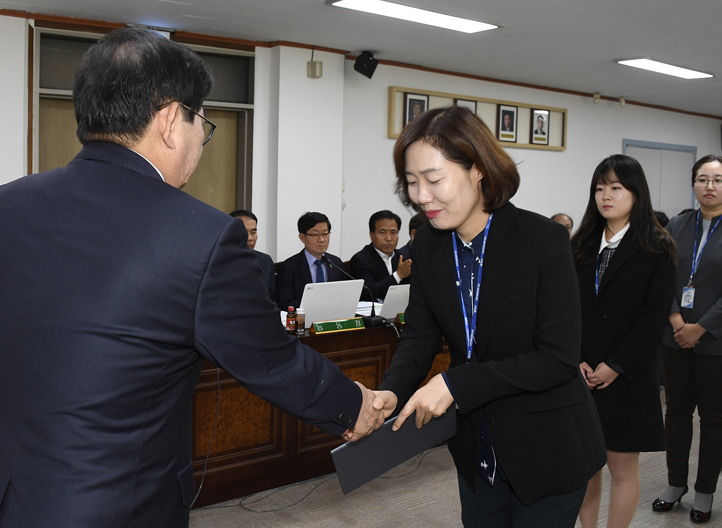 20171026-구 동 확대간부회의 우수공무원 표창장 수여 163594.jpg
