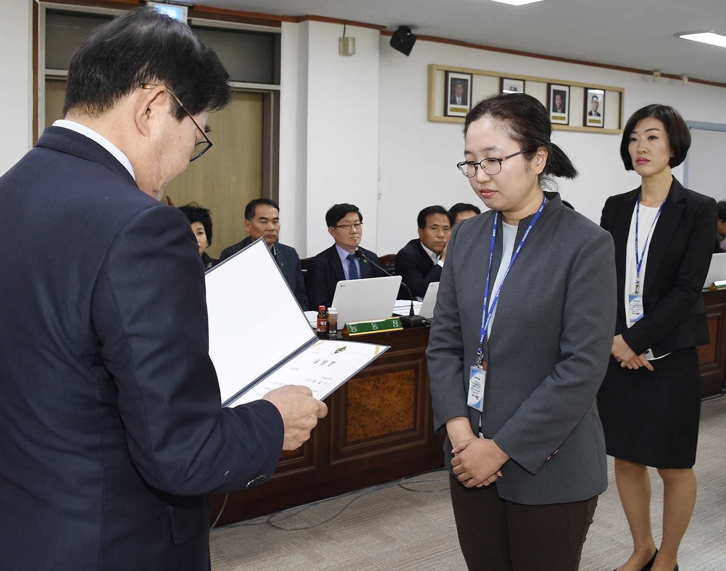 20171026-구 동 확대간부회의 우수공무원 표창장 수여 163598.jpg