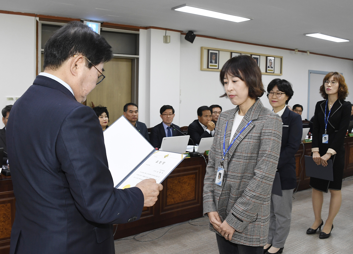 20171026-구 동 확대간부회의 우수공무원 표창장 수여 163603.jpg
