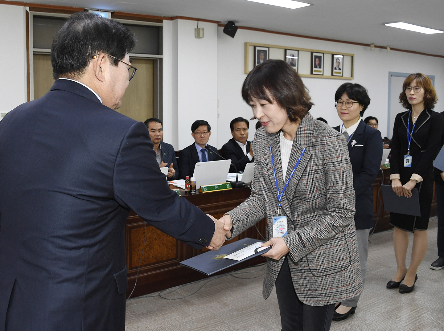 20171026-구 동 확대간부회의 우수공무원 표창장 수여 163605.jpg
