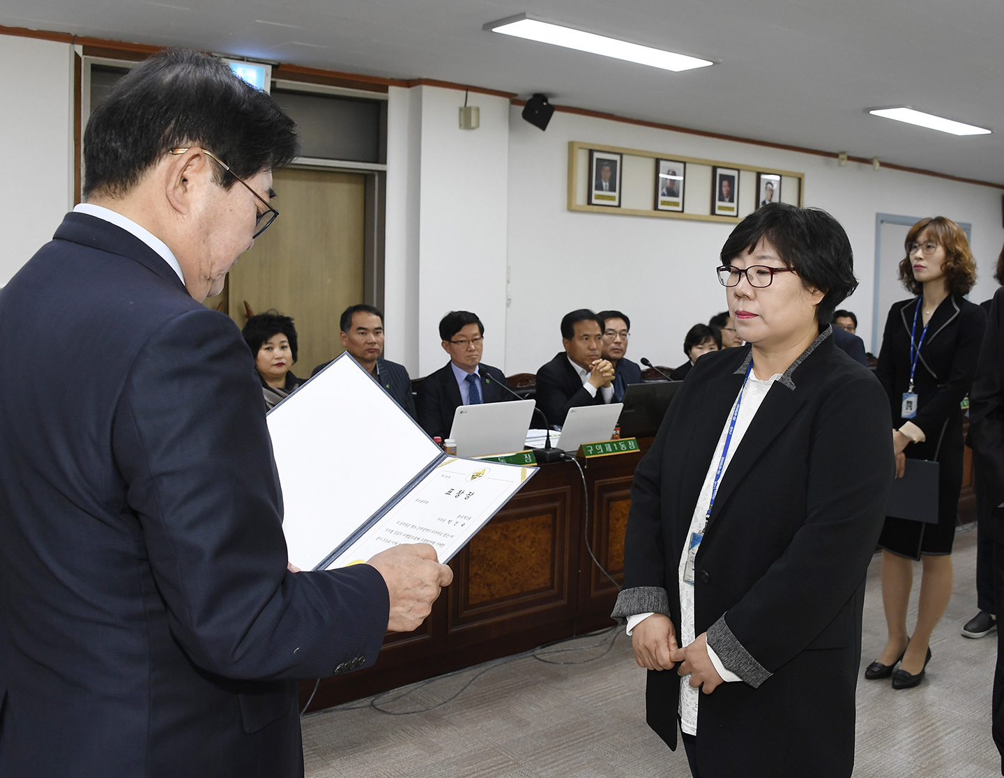 20171026-구 동 확대간부회의 우수공무원 표창장 수여 163609.jpg