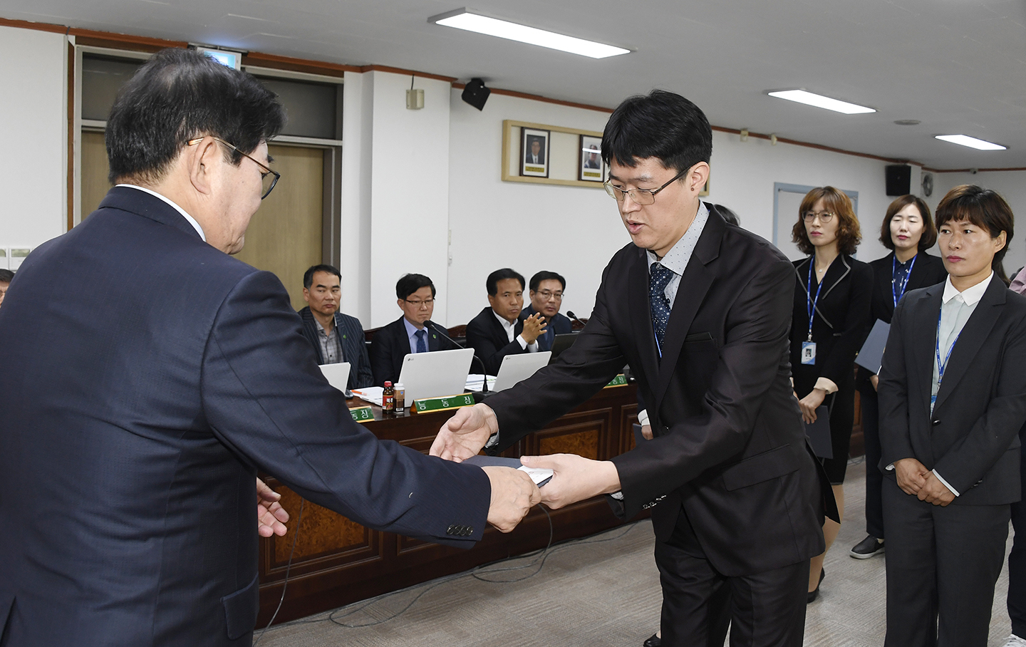 20171026-구 동 확대간부회의 우수공무원 표창장 수여 163613.jpg