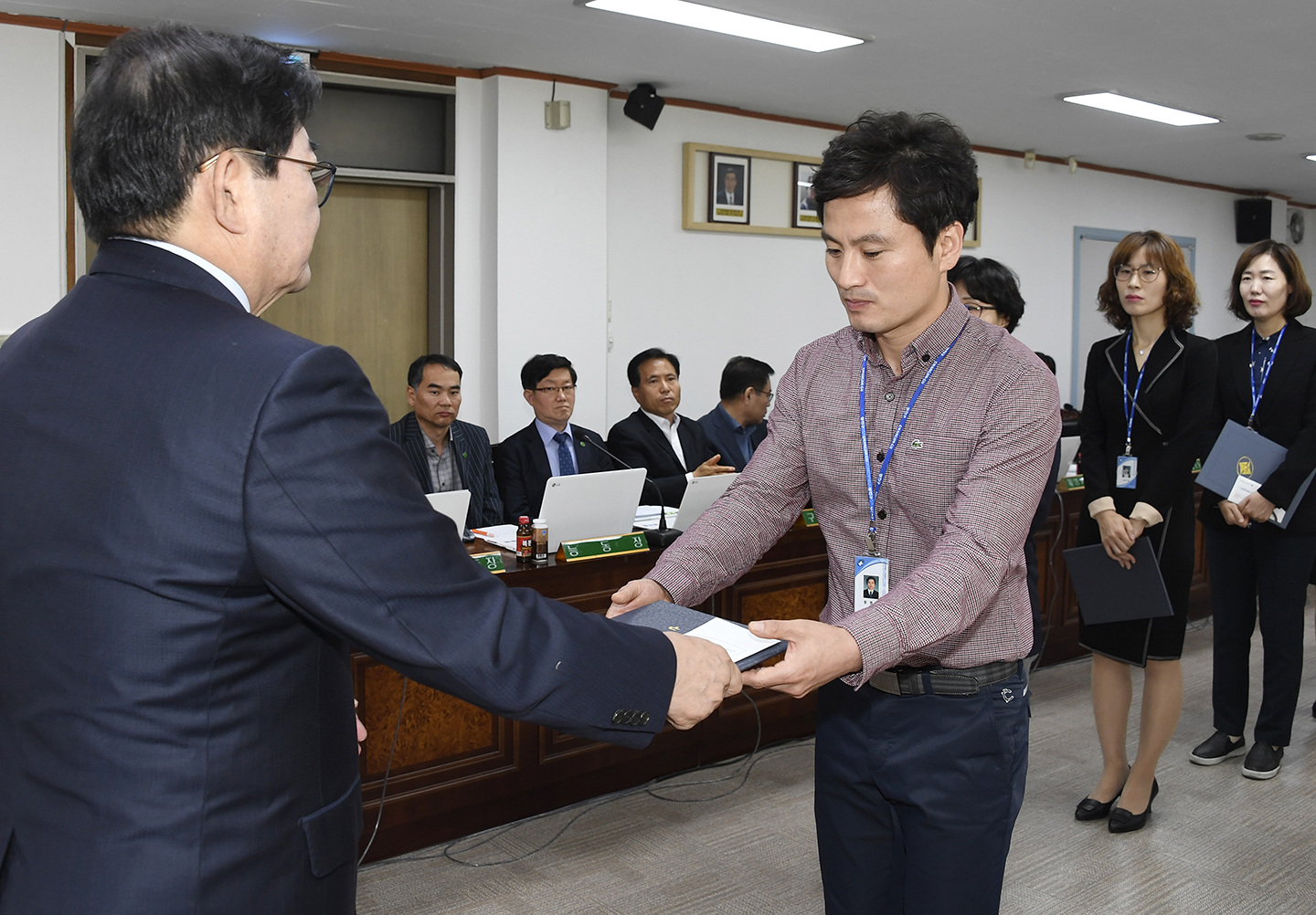 20171026-구 동 확대간부회의 우수공무원 표창장 수여 163619.jpg