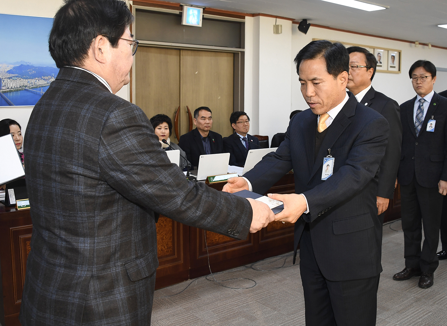 20171221-구동 확대간부회의 우수공무원 표창 수여 167435.jpg