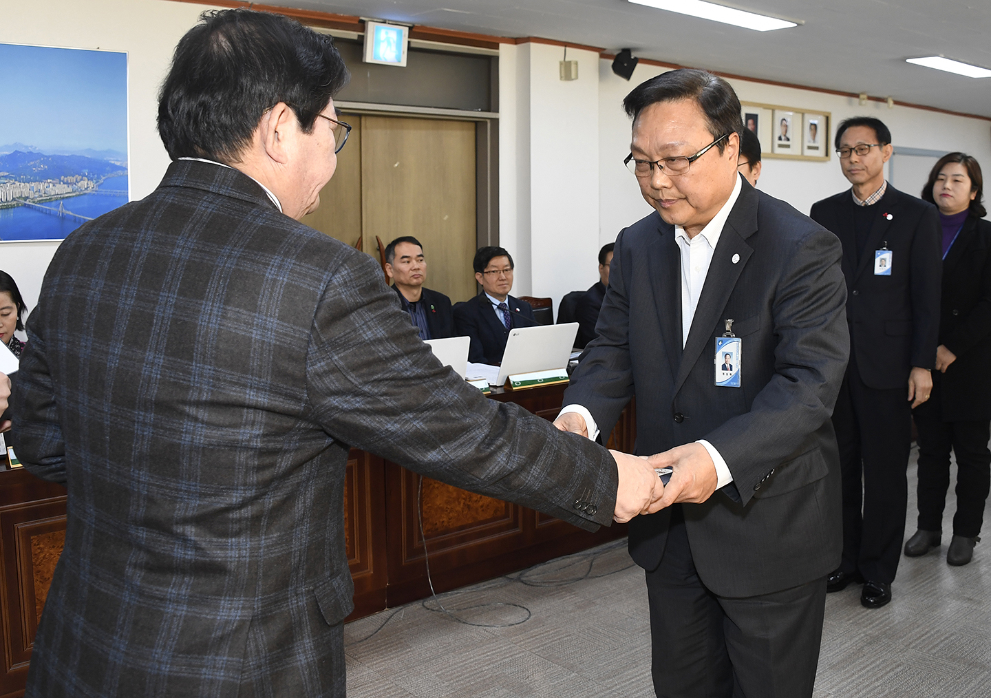 20171221-구동 확대간부회의 우수공무원 표창 수여 167438.jpg