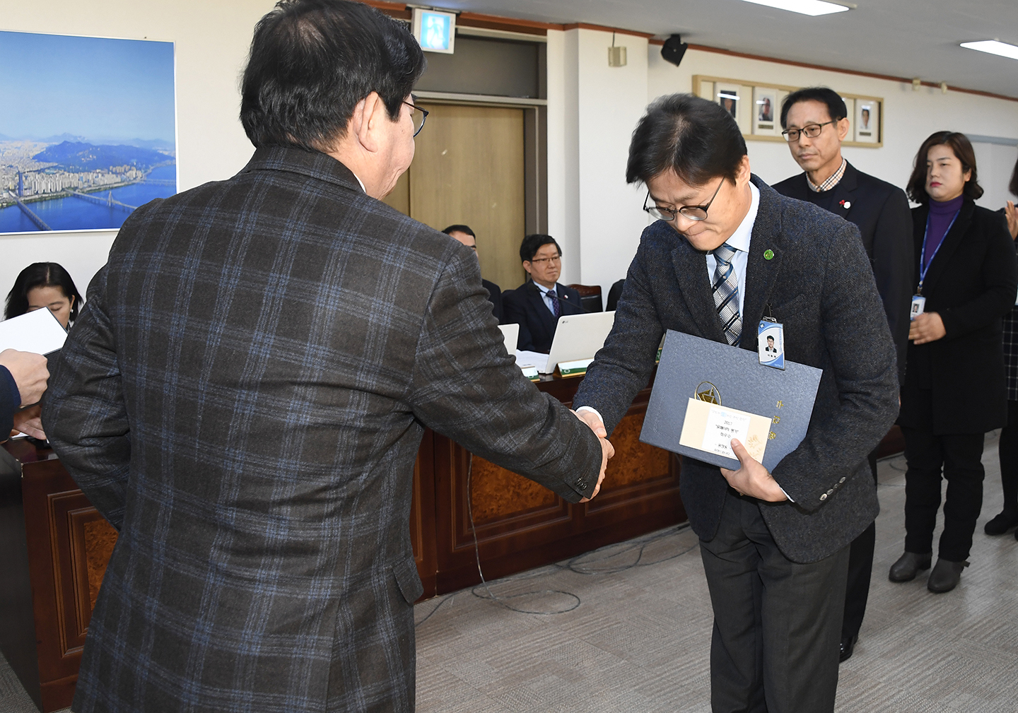 20171221-구동 확대간부회의 우수공무원 표창 수여 167442.jpg