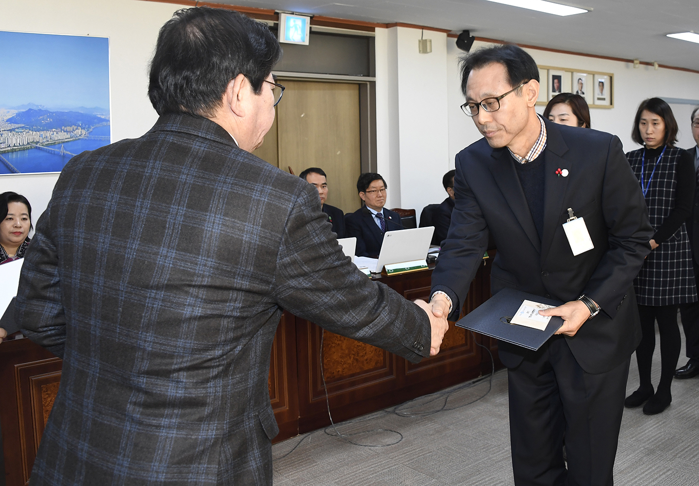 20171221-구동 확대간부회의 우수공무원 표창 수여 167445.jpg