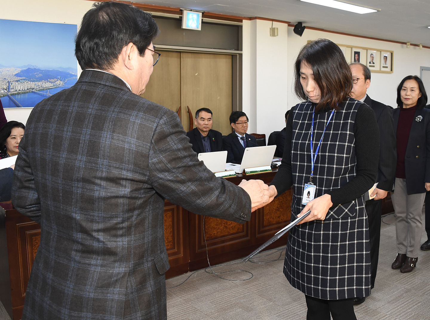 20171221-구동 확대간부회의 우수공무원 표창 수여 167451.jpg