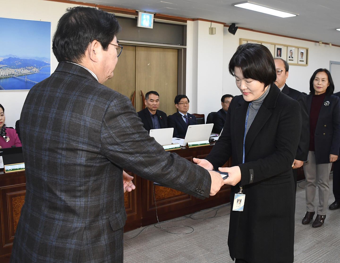 20171221-구동 확대간부회의 우수공무원 표창 수여 167456.jpg