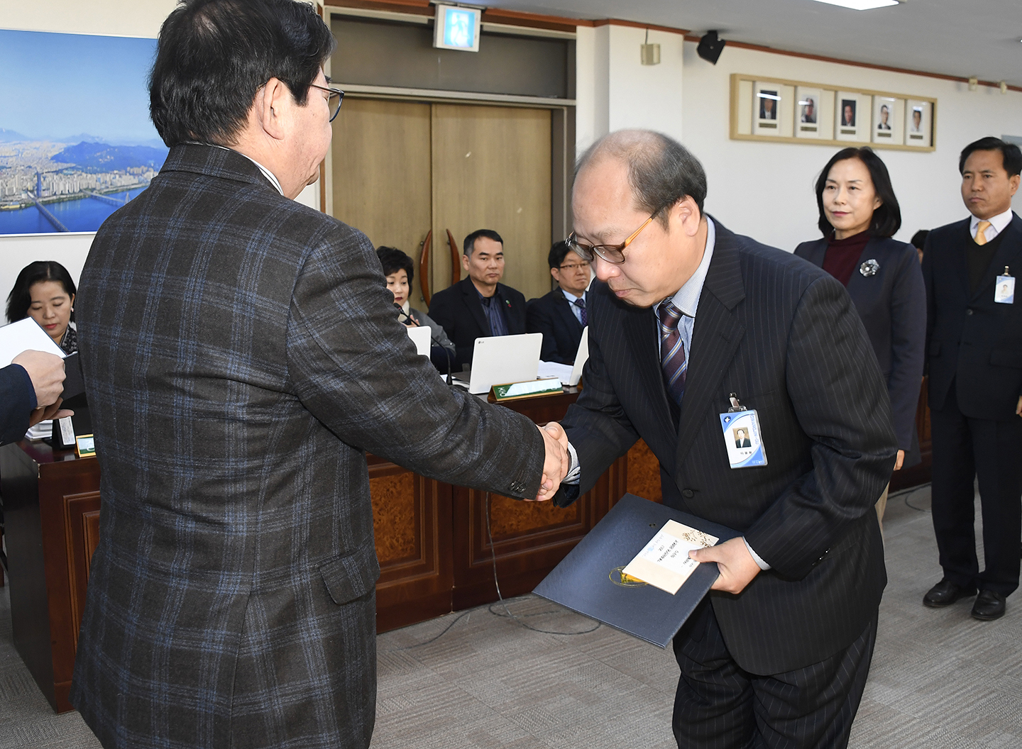 20171221-구동 확대간부회의 우수공무원 표창 수여 167430.jpg
