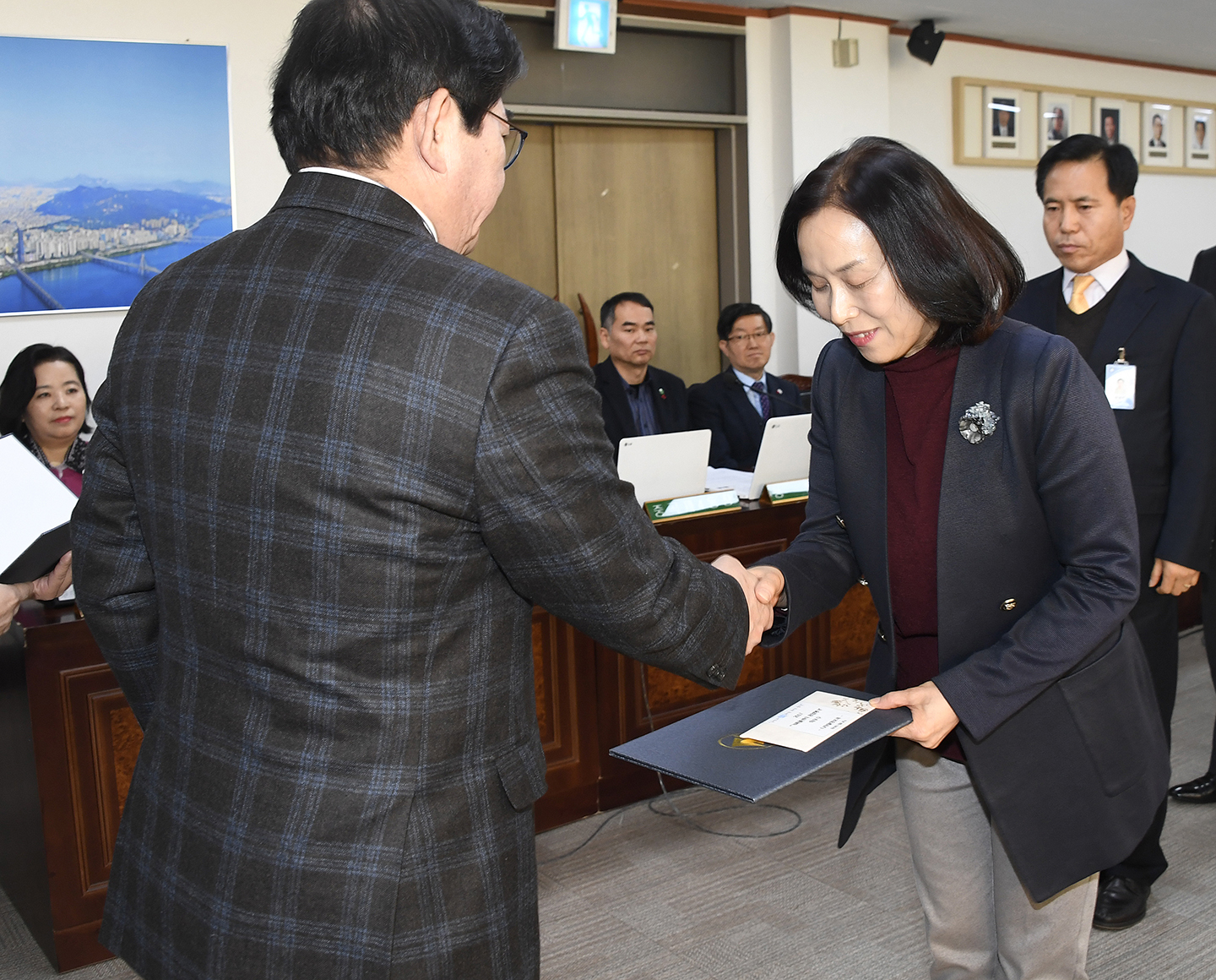 20171221-구동 확대간부회의 우수공무원 표창 수여 167433.jpg