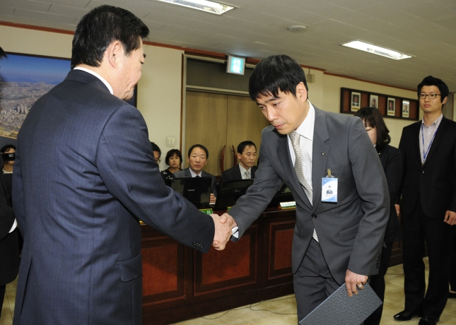 20120419-구 동 확대간부회의 우수직원 표창 52096.JPG