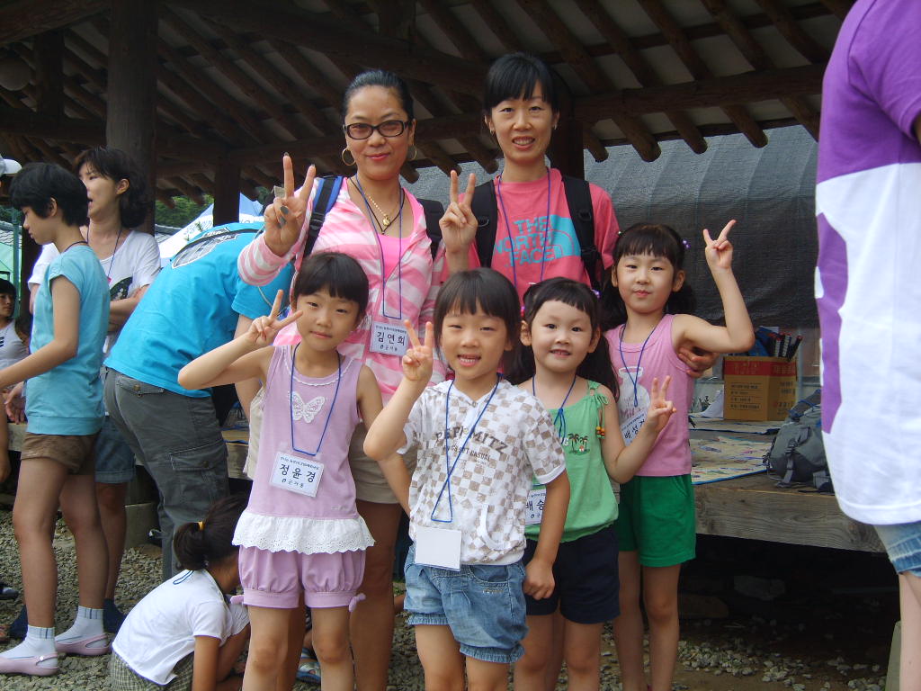 농촌체험교실 참여한 가족들 사진입니다.