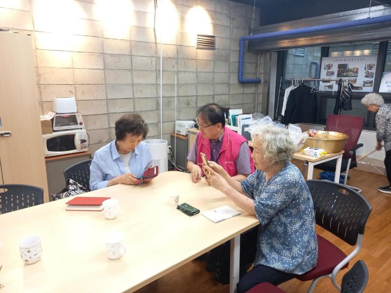 중곡1동 자원봉사캠프 회원 무료 스마트폰 교육 진행