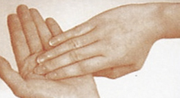 손가락을 반대편 손바닥에 놓고 문지르며 손톱밑을 깨끗하게 합니다.